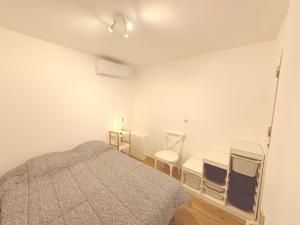 a bedroom with a bed and two chairs at T3 spacieux,2chambres,clim,piscine in Sainte-Maxime