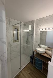 a bathroom with a glass shower and a sink at T3 spacieux,2chambres,clim,piscine in Sainte-Maxime +11 photos