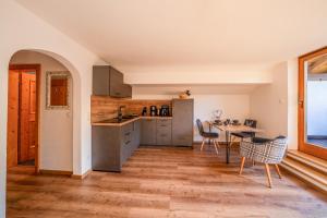 Kuchyň nebo kuchyňský kout v ubytování Gästehaus Alpina