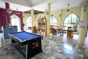 Biliár nebo kulečník v ubytování Busaya Resort & Cuisine