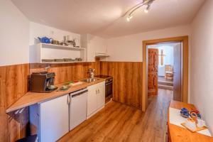 Kuchyň nebo kuchyňský kout v ubytování Gästehaus Alpina