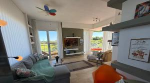 Televízia a/alebo spoločenská miestnosť v ubytovaní Villa Evita , penthouse, 53m2 ,Athytos , astonishing sea view