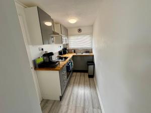 Kuchyň nebo kuchyňský kout v ubytování Norfolk Nest 2 bedroom chalet new media wall