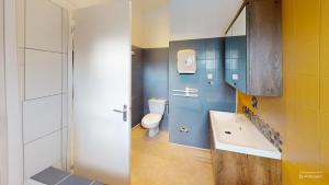 VersにあるLe Clos Des Dryades gのトイレと洗面台付きのバスルーム