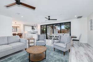 Χώρος καθιστικού στο Luxury Oasis with Ping Pong, Firepit and Cozy Patio +42 φωτογραφίες