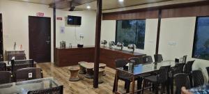 Televisi dan/atau pusat hiburan di Anirudh Hotel