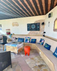 a living room with a couch and a dart board at Villa Victoire au coeur de la Provence in Venelles