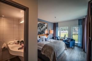 Postel nebo postele na pokoji v ubytování Valldal Fjordhotell - by Classic Norway Hotels