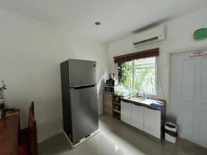 班达拉朗西ไนซ์สเตย์ เฮาส์ แอทคลองสาม รังสิต คลองหลวง ปทุมธานี Nice Stay House at Khlong Sam - Rangsit - Khlong Luang - Phathumthani的厨房配有不锈钢冰箱和水槽