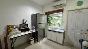 ไนซ์สเตย์ เฮาส์ แอทคลองสาม รังสิต คลองหลวง ปทุมธานี Nice Stay House at Khlong Sam - Rangsit - Khlong Luang - Phathumthani的厨房或小厨房