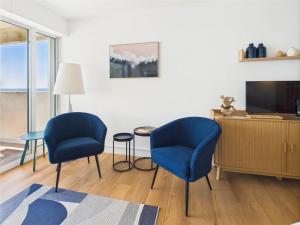 a living room with two chairs and a television at -Ocean- Studio renove avec parking et vue mer in Concarneau