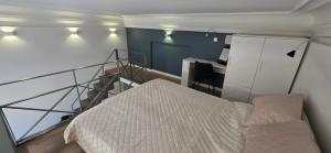 Ένα ή περισσότερα κρεβάτια σε δωμάτιο στο Telegrafas25-modern apartment in the center of Kaunas