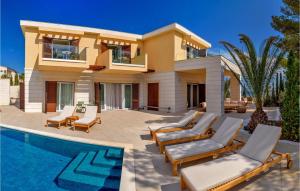 een villa met een zwembad en een huis bij Villa Crystalsea 1 & 2 infinity heatedpool seaview in Hvar