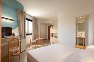 Ένα ή περισσότερα κρεβάτια σε δωμάτιο στο Rina Hotel