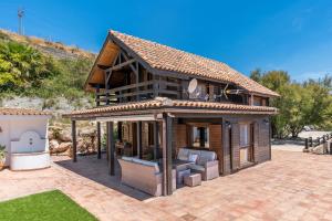 モトリルにあるFinca La Haimaの煉瓦造りのパティオに建つ小さな家