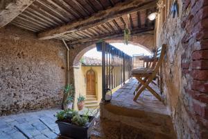 an outdoor patio with an archway in a stone building at casa Rugiada in Campiglia Marittima