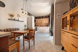 a kitchen and dining room with a table and chairs at Ferienwohnung Wilma Spetzerfehn in Großefehn 