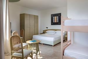 Ένα ή περισσότερα κρεβάτια σε δωμάτιο στο Rina Hotel