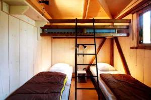 una habitación con dos literas en una habitación en Chalet 4 étoiles - Piscine - ccafdif, en Loupiac 139 fotos más
