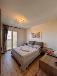 una camera da letto con un letto grande e una finestra di Sogno di mare a Monopoli