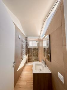 un bagno con lavandino e finestra di Sogno di mare a Monopoli Altre 48 foto