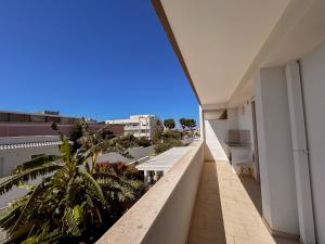 un balcone con vista sulla città di Sogno di mare a Monopoli