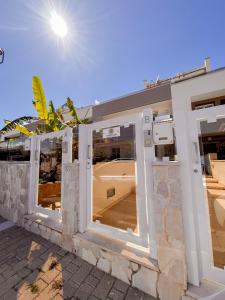 un insieme di porte di fronte a un edificio di Sogno di mare a Monopoli