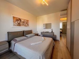 una camera da letto con un letto e un quadro sul muro di Sogno di mare a Monopoli