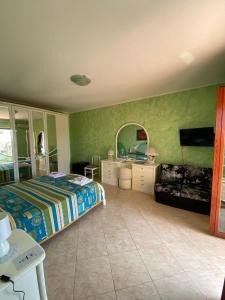 Μια τηλεόραση ή/και κέντρο ψυχαγωγίας στο Bed and Breakfast Victoria
