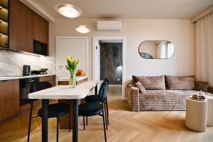 a kitchen and living room with a table and chairs at Jasmine Grand 7 by Housine in Zator