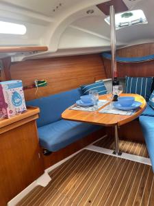 una mesa en la parte trasera de un barco en DeepBlue sail boat, en Lisboa