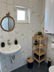 un bagno con lavandino e specchio di SummerBlue - Синьо лято a Lozenets