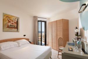 Ένα ή περισσότερα κρεβάτια σε δωμάτιο στο Rina Hotel