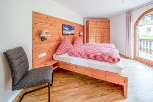 Postel nebo postele na pokoji v ubytování Gästehaus Alpina