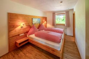 Postel nebo postele na pokoji v ubytování Gästehaus Alpina