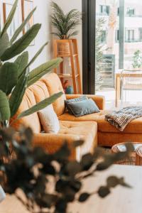 a living room with a couch and a plant at Casa Madie in Orihuela Costa