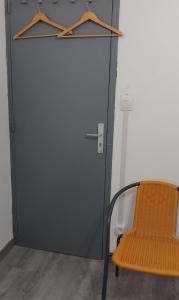 Una silla naranja y una puerta en una habitación. en Dordouce, en Marsella