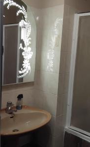 un baño con lavabo y espejo en Dordouce, en Marsella