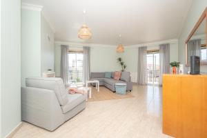 Ruang duduk di Atlantic Ocean & Pool Apartment