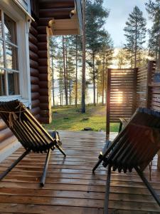 two chairs sitting on a porch of a cabin at Holiday Home Honkakoli 1 in Kolinkylä