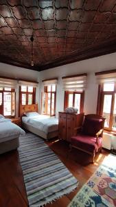 Postel nebo postele na pokoji v ubytování Tarihi Taşkıran Otel