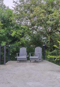 Um jardim no exterior de How Hide Homestay