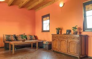 un soggiorno con un divano e un tavolo di Amazing Home In Podamirowo a Podamirowo