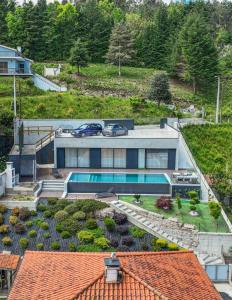 an aerial view of a house with a swimming pool at Casa do Horizonte in Vieira do Minho