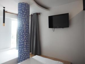 TV in/ali zabaviščno središče v nastanitvi Activate C3 Hostel