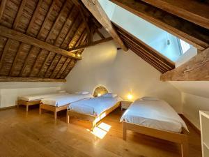 two beds in a room with a attic at Les Gîtes du Château de Bellaire in Gesves +76 photos