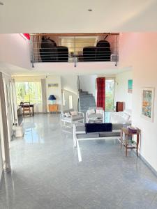 Et sittehjørne på Atlantide - Somptueuse Villa Classée 4 étoiles - Saint-Clair - Vue Exceptionnelle - Piscine