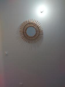 ein Spiegel an der Decke mit einer Lampe darauf in der Unterkunft Pink des îles in Saint-François