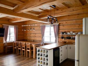 una cucina con tavolo e sedie in una cabina di Roubenka Meandra a Borová Lada