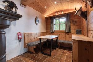 een kamer met een tafel en een raam in een hut bij Chalet LAUDEGG in Ladis
